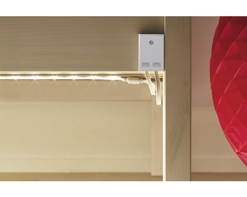 LED Unterbauleuchte mit Anschlussbox und Kabeln unter einem Schrank