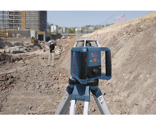 Bosch Logo Rotationslaser auf Baustelle mit Bauarbeiter