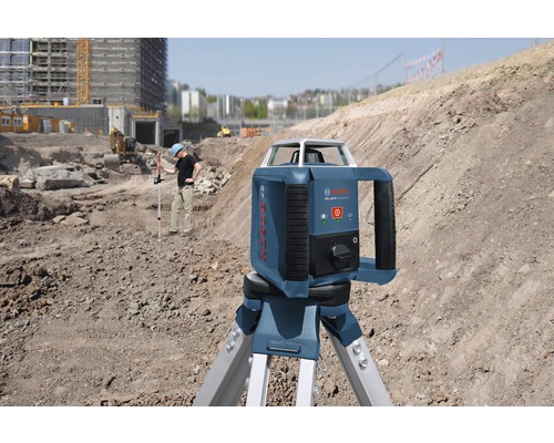 Baustellenszene mit einem Bosch Rotationslaser auf einem Stativ zur horizontalen Nivellierung