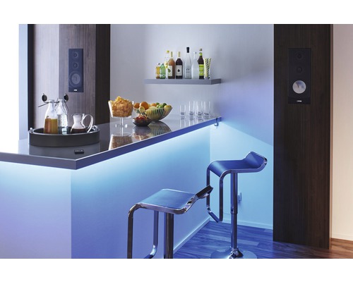 Bar avec boissons, fruits, snacks, tabourets de bar et haut-parleurs intégrés