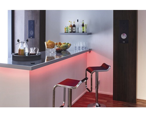 Aménagement de bar moderne avec haut-parleurs intégrés, tabourets de bar et boissons