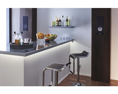 Bar avec haut-parleurs, tabourets de bar, boissons et collations