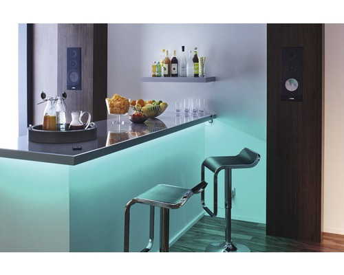 Bar avec boissons, collations, tabourets de bar et haut-parleurs