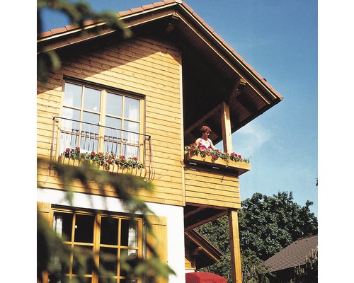 Maison en bois avec balcons et jardinières