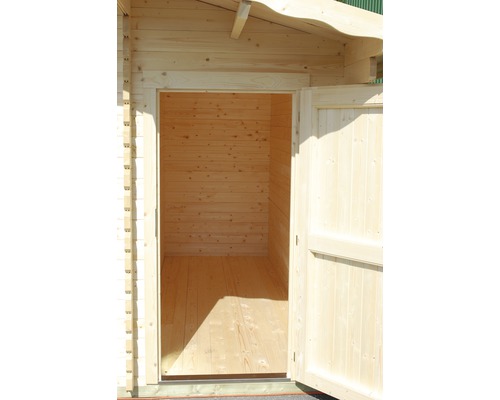 Porte en bois ouverte sur un abri de jardin en bois.