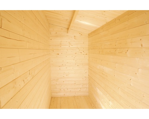 Intérieur d''un abri de jardin avec murs en bois, plancher en bois et plafond à poutres en bois