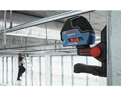 Bosch Professional GLL 3-50 Linienlaser mit BM 1 Professional Halterung im Einsatz auf einer Baustelle.