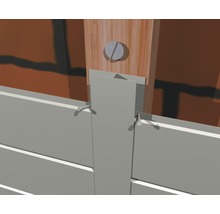 Detailansicht einer Fassadenverkleidung aus Aluminium mit Schrauben an einer Holzkonstruktion.