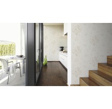 Intérieur lumineux avec accès à la terrasse, parquet et papier peint à motifs
