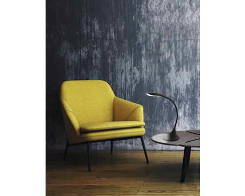 Scène avec fauteuil jaune, lampe de table et table d''appoint