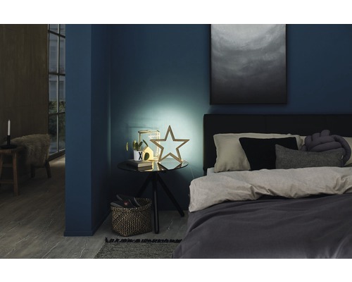 Schlafzimmer mit Bett, Nachttisch, Sternlampe und dekorativen Elementen für eine gemütliche Atmosphäre