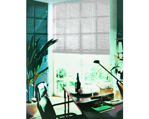 Helles Arbeitszimmer mit Jalousien vor den Fenstern, Tisch und Bürostuhl