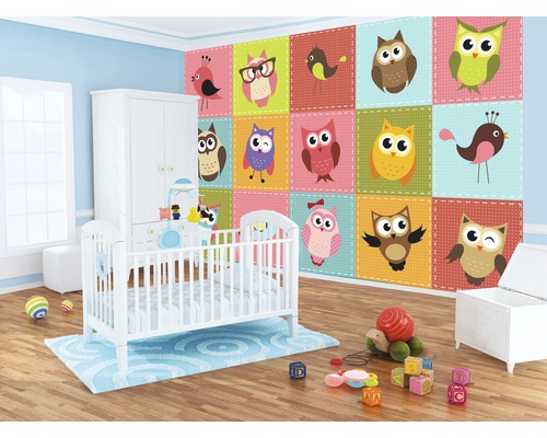 Chambre d''enfant avec lit de bébé, armoire et papier peint à motifs de hiboux
