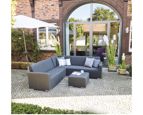 Graue Eck-Loungegruppe mit Hocker und Kissen auf einer Terrasse.