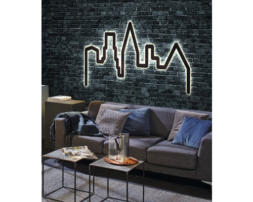 Wohnzimmer mit Sofa und Skyline-Wanddekoration mit Beleuchtung.