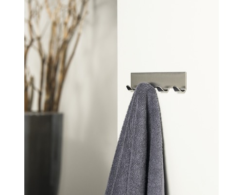 Wandgarderobe mit drei Haken und Handtuch an einer Wand