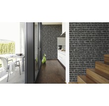 Photo d''intérieur lumineuse et spacieuse avec un papier peint à motif de briques