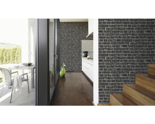 Photo d''intérieur lumineuse et spacieuse avec un papier peint à motif de briques