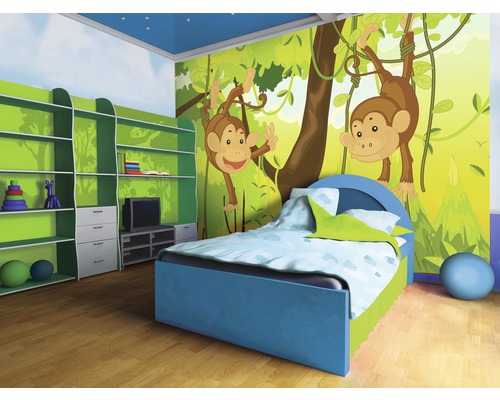 Kinderzimmer mit blauem Bett und Dschungel-Tapete mit Affen