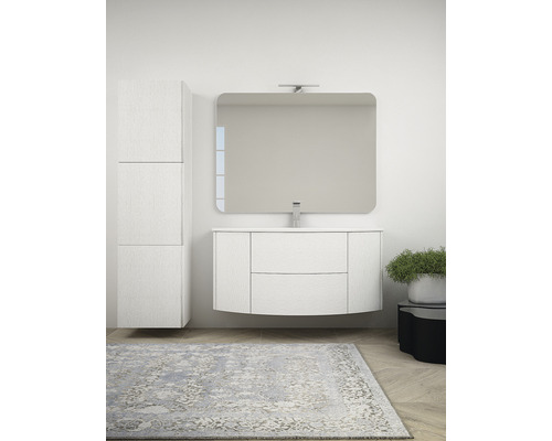 Salle de bains avec meuble sous-vasque, armoire de toilette et armoire haute pour une ambiance claire et organisée.