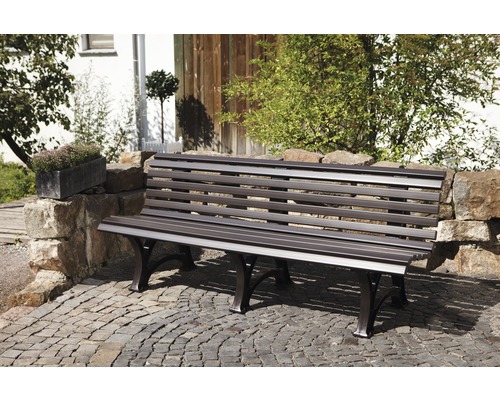 Gartenbank aus Metall auf Steinpflaster