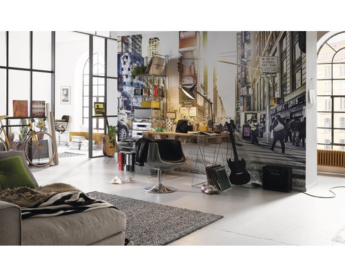 Wohnzimmer mit Fototapete einer Straßenszene, Sofa, Teppich, Schreibtisch und Fahrrad