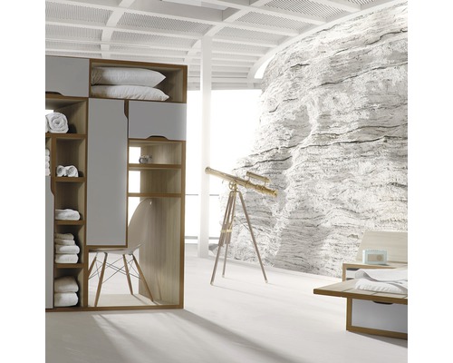 Helles Schlafzimmer mit Kleiderschrank, Sessel, Teleskop und Felswanddekoration