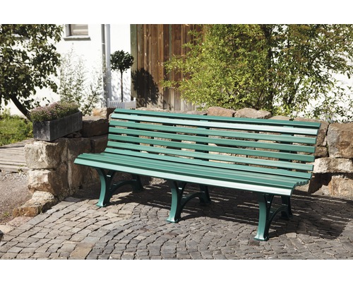 Banc de jardin vert en métal sur pavés