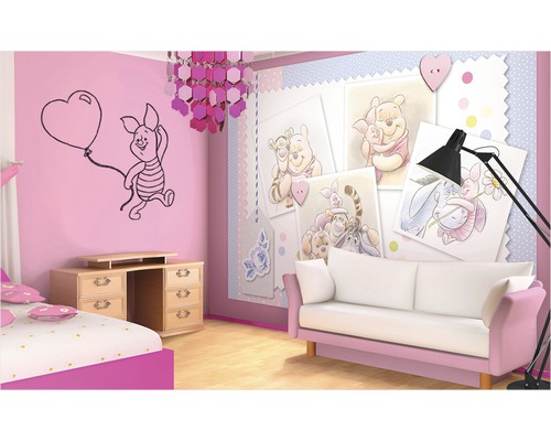 Chambre d''enfant avec lit, bureau, canapé et peinture murale Winnie l''ourson