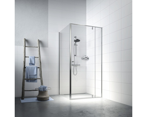 Salle de bains avec cabine de douche, échelle à serviettes et panier à linge