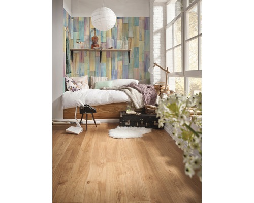 Pièce lumineuse avec plancher en bois, lit, fenêtre et revêtement mural décoratif