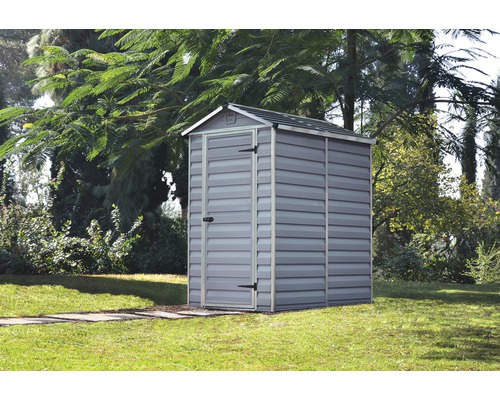 Abri de jardin métallique dans le jardin