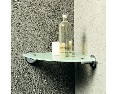 Eckregal aus Glas mit Duschgel und Seife an der Wand