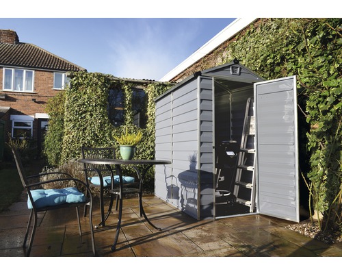 Gerätehaus Palram – Canopia Skylight 4x6 mit Fussboden 122,5 x 177,5 cm grau Gartenszene mit Gerätehaus, Gartentisch und Stühlen auf einer Terrasse