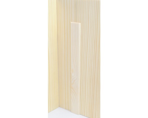 Cornière d''angle en bois devant un mur en bois