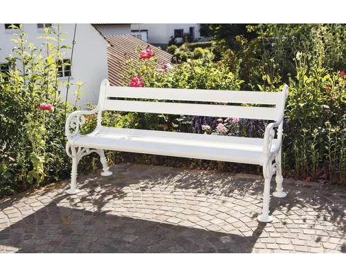 Banc de jardin en métal sur un sol pavé