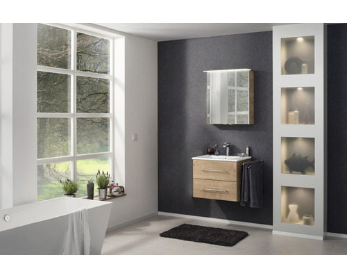 Badezimmer mit Waschtisch, Spiegel, Badewanne und Fenster für ein helles Ambiente