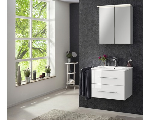 Salle de bain lumineuse avec meuble sous-lavabo, armoire de toilette et table d''appoint