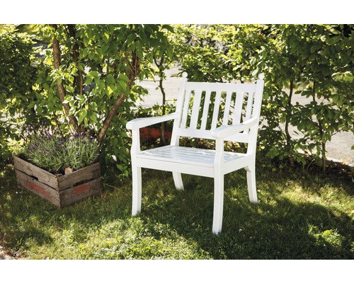 Chaise de jardin en bois blanche à côté d''une caisse en bois avec de la lavande sur une pelouse