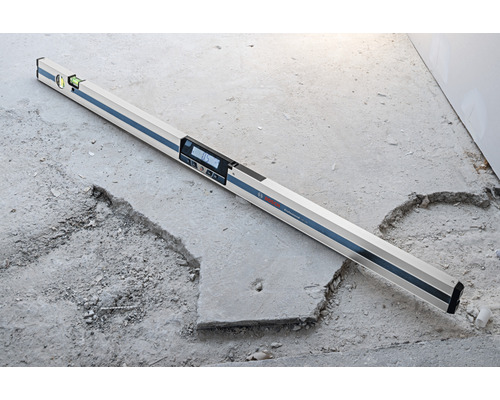 Niveau à bulle numérique sur sol en béton