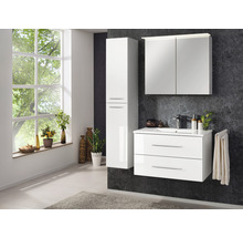 Badezimmer mit Waschbeckenunterschrank, Spiegelschrank und Hochschrank