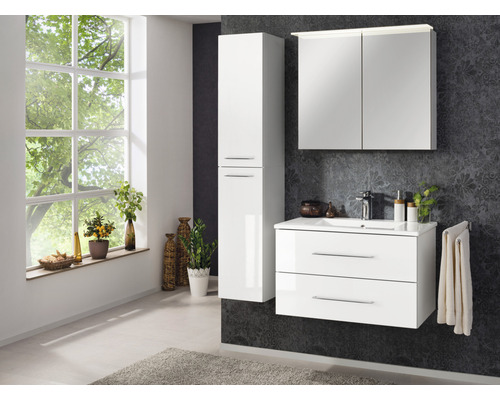 Badezimmer mit Waschbeckenunterschrank, Spiegelschrank und Hochschrank