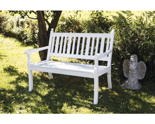 Banc de jardin en bois blanc à côté d''une statue d''ange dans le jardin