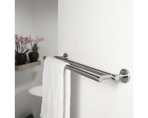 Porte-serviettes double en métal avec serviette dans la salle de bain.