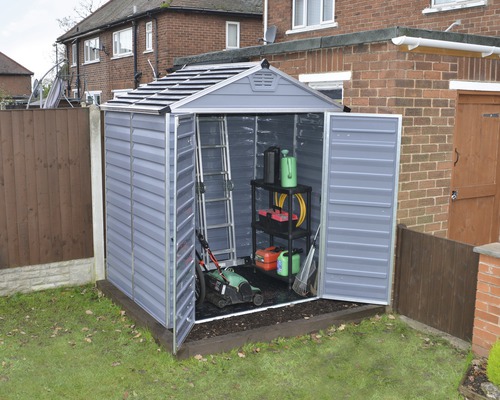 Abri de jardin avec portes ouvertes, échelle, tondeuse à gazon et étagère pour ranger les outils de jardin