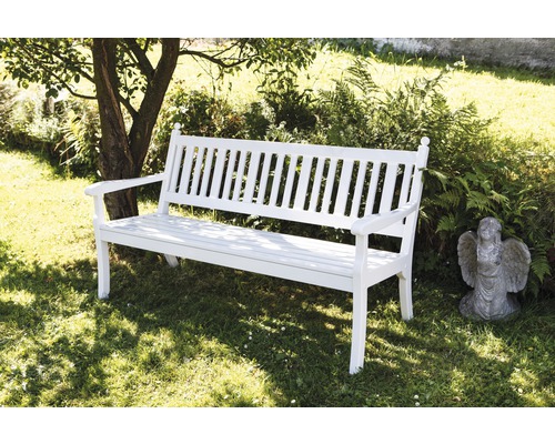 Banc de jardin blanc en bois dans un jardin sous un arbre