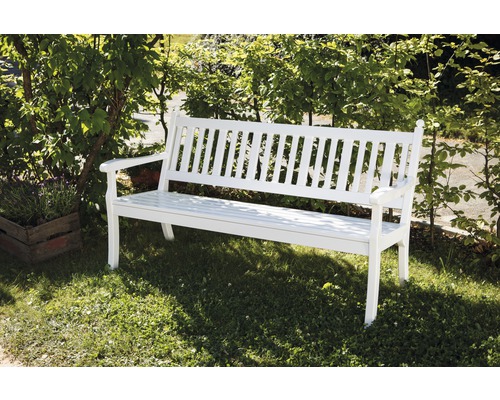 Banc de jardin blanc sur pelouse