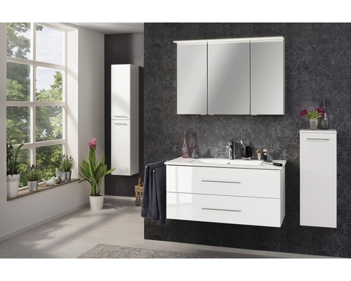 Modernes Badezimmer mit Waschtisch, Spiegelschrank und Hochschränken