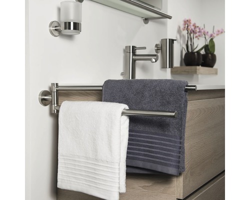 Accessoires de salle de bain avec porte-serviettes, distributeur de savon, gobelet à brosse à dents et serviettes