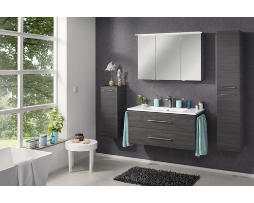 Salle de bains moderne avec meuble-lavabo, armoire de toilette à miroir et armoires hautes aspect bois